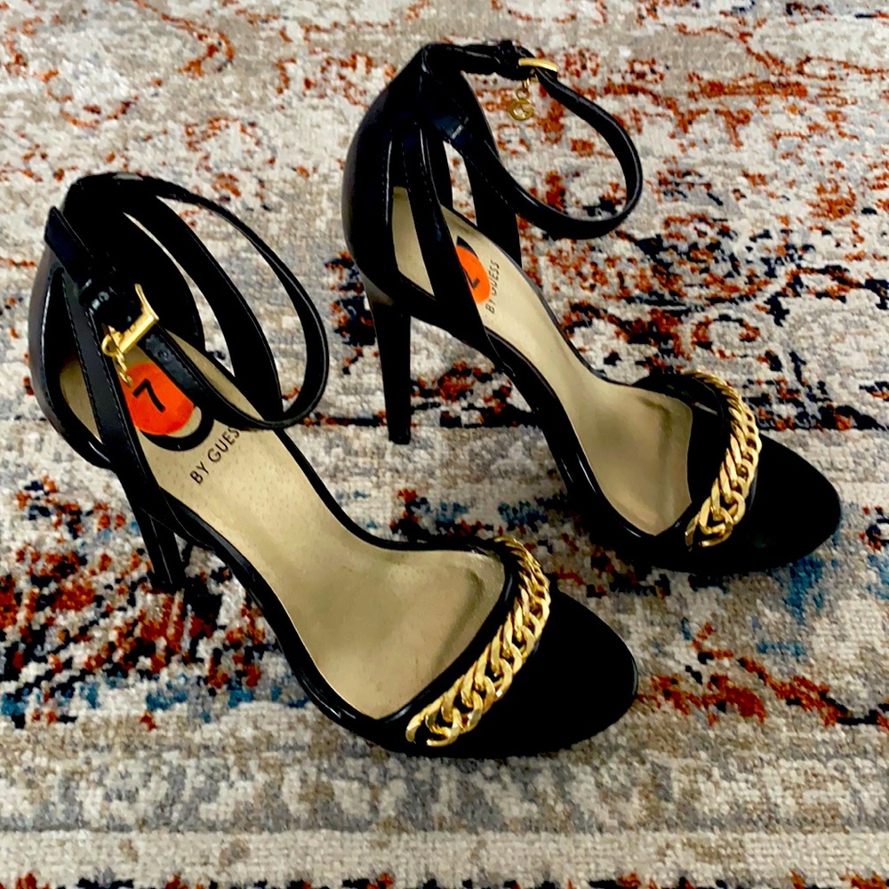 NWOT Gorgeous GUESS Stiletto with Gold Chain detail